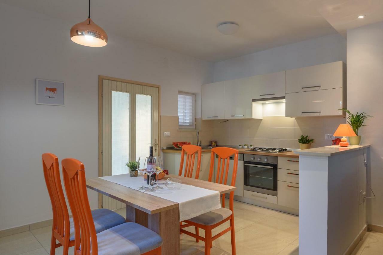 Apartment Perusko พูลา ภายนอก รูปภาพ